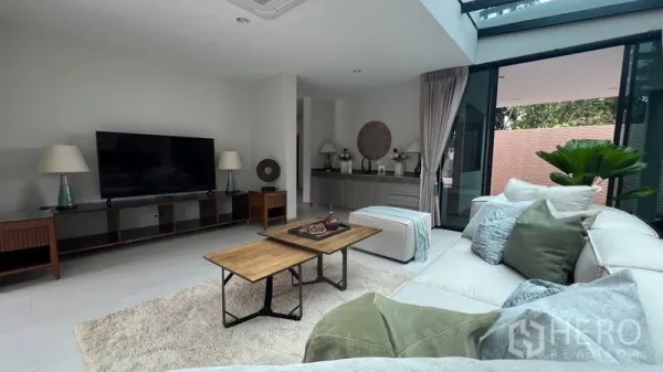 บ้าน ให้เช่าในLat Krabang, Bangkok - มุมทีวีอบอุ่น มีตู้วางทีวีและโซฟาเข้ามุม