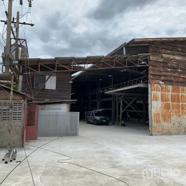 Warehouse for rent in Yan Nawa, Bangkok - Industrial warehouse exterior with wide concrete driveway and open loading bay in Yan Nawa.