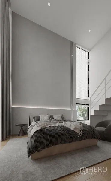 บ้าน ให้เช่าในSaphan Sung, Bangkok - ห้องนอนเพดานสูง หน้าต่างแนวตั้ง ผนังสีเทา และบันไดขึ้นชั้นลอย