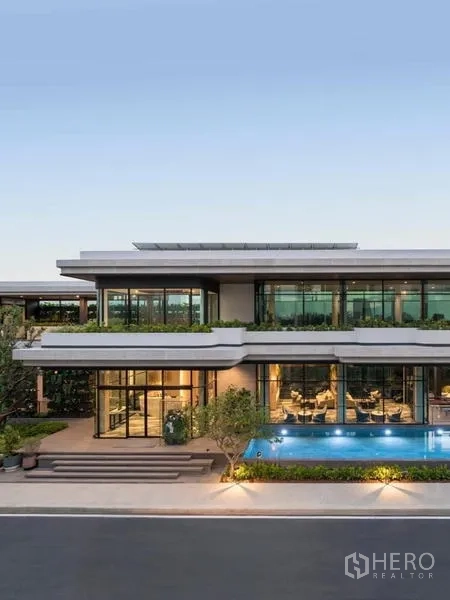 บ้าน ให้เช่าในSaphan Sung, Bangkok - คลับเฮาส์ส่วนกลาง ผนังกระจกสูง และสระว่ายน้ำกลางแจ้ง