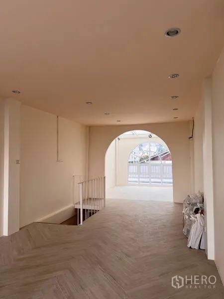 อาคารพาณิชย์ ให้เช่าหรือขายในWatthana, Bangkok - โถงยาวเพดานฝังไฟ ดาวน์ไลท์ พร้อมซุ้มโค้งเปิดออกสู่ระเบียงหน้าอาคาร