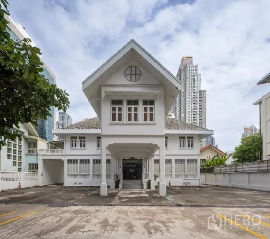 พื้นที่ขายปลีก ให้เช่าในBang Rak, Bangkok - ด้านหน้าบ้านโบราณสไตล์ไทย หลังคาจั่ว พื้นที่จอดรถส่วนตัวย่านสาทร