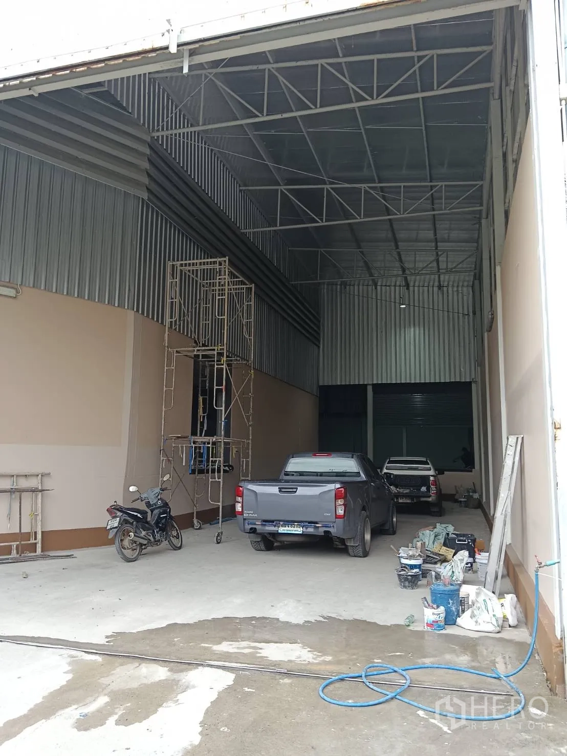 คลังสินค้า ให้เช่าในKhlong Sam Wa, Bangkok - ช่องโหลดสินค้ามีหลังคาสูง ทางเข้าลึก เหมาะสำหรับรถบรรทุกและการขนถ่าย