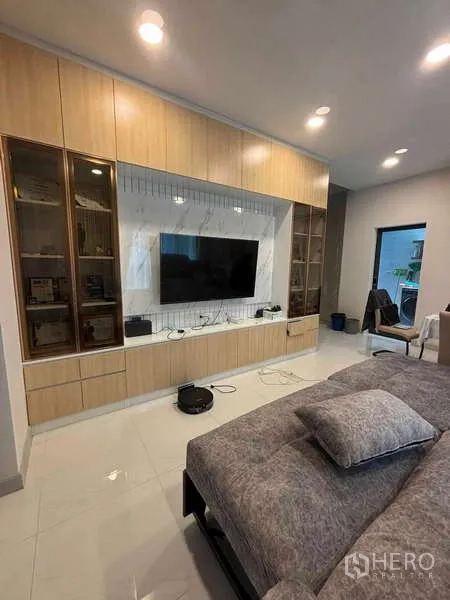 บ้าน ให้เช่าในMueang Nonthaburi, Nonthaburi - ชุดตู้บิลท์อินสำหรับวางทีวี ตู้โชว์บานกระจก และหน้าจอขนาดใหญ่