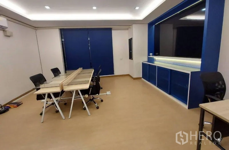 联排别墅 出租在Thanyaburi, Pathum Thani - 大面积多功能房布置为办公室，配书桌、蓝色柜体与筒灯