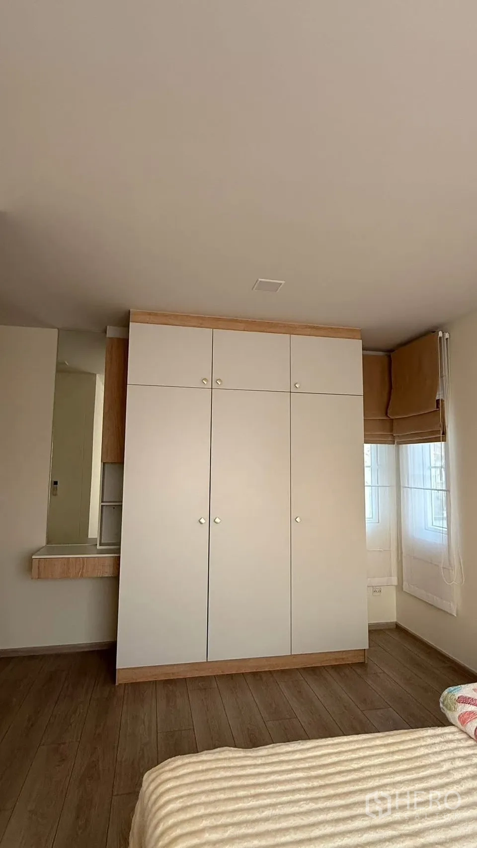 Detached House for rent in Bang Phli, Samut Prakan - Bedroom corner with tall built-in wardrobe and vanity mirror.