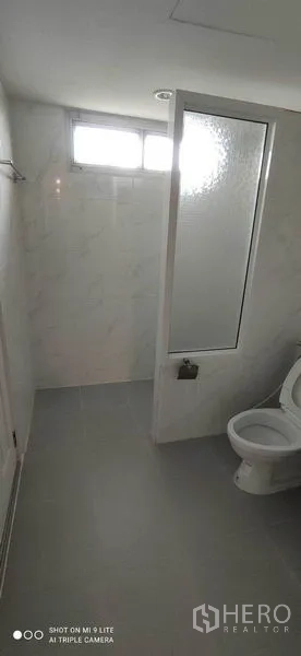 คอนโด ให้เช่าในWatthana, Bangkok - ห้องน้ำพร้อมโซนอาบน้ำแยก หน้าต่างกระจกฝ้า และโถสุขภัณฑ์