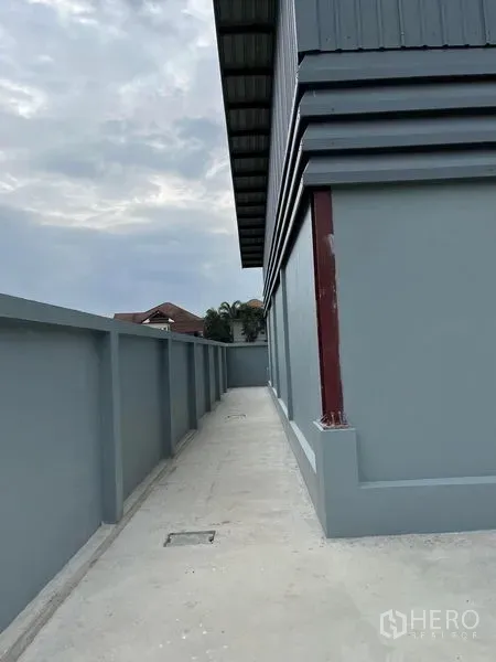 คลังสินค้า ให้เช่าในKhlong Sam Wa, Bangkok - ทางเดินข้างอาคารติดกำแพงรั้วสูง มีรางระบายน้ำ สะดวกต่อการดูแลรักษา