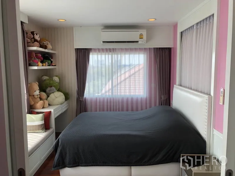 Detached House for rent or sale in Saphan Sung, Bangkok - Bright children’s bedroom with built-in shelves and a window seat.