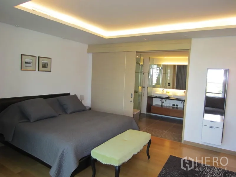 คอนโด ให้เช่าในPhaya Thai, Bangkok - ห้องนอนใหญ่เชื่อมประตูบานเลื่อนไปยังห้องน้ำในตัวพร้อมเคาน์เตอร์อ่างล้างหน้า