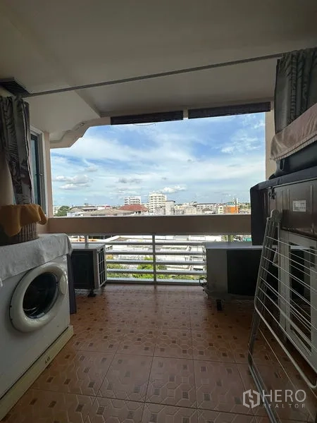 公寓 出售在Watthana, Bangkok - 带顶棚阳台，配洗衣机与栏杆，可眺望城市天际线，靠近BTS帕卡农站。