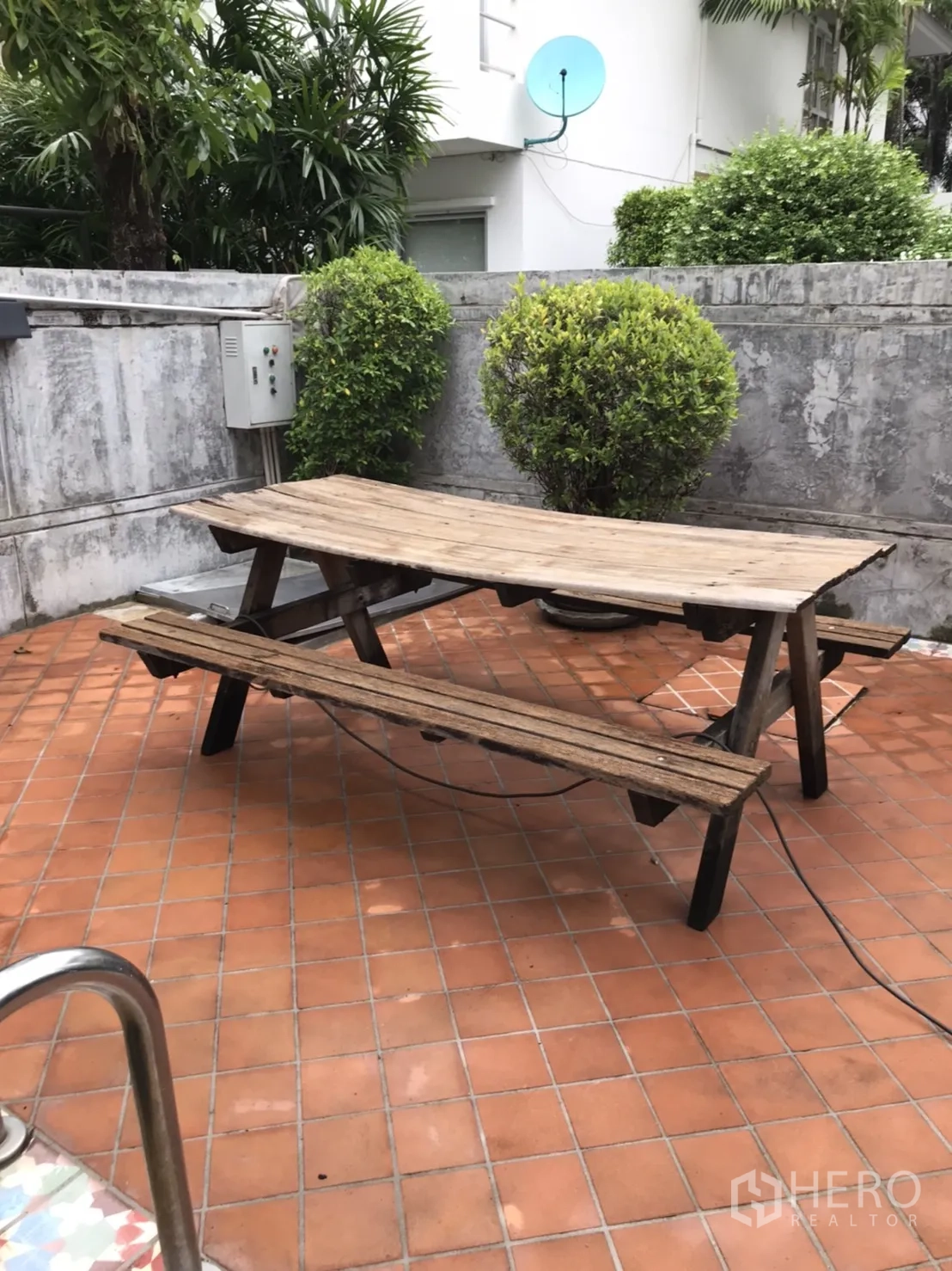Detached House for rent in Wang Thonglang, Bangkok - Outdoor terracotta patio with wooden picnic table and garden plants