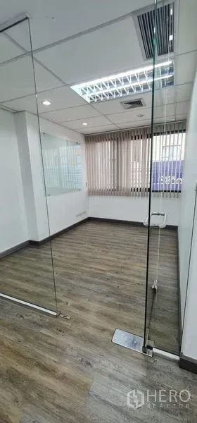 สำนักงาน ให้เช่าในWatthana, Bangkok - ห้องประชุมขนาดกะทัดรัด ผนังกระจก พื้นลายไม้ มู่ลี่หน้าต่าง