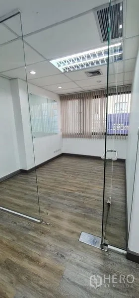 สำนักงาน ให้เช่าในWatthana, Bangkok - ห้องประชุมขนาดกะทัดรัด ผนังกระจก พื้นลายไม้ มู่ลี่หน้าต่าง