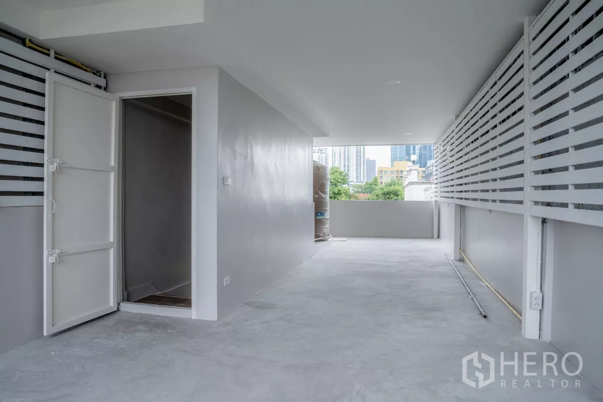 ทาวน์เฮาส์ ขายในWatthana, Bangkok - ชั้นดาดฟ้าหรือพื้นที่เอนกประสงค์แบบมีหลังคา มีห้องเก็บของและวิวเมืองบางส่วน