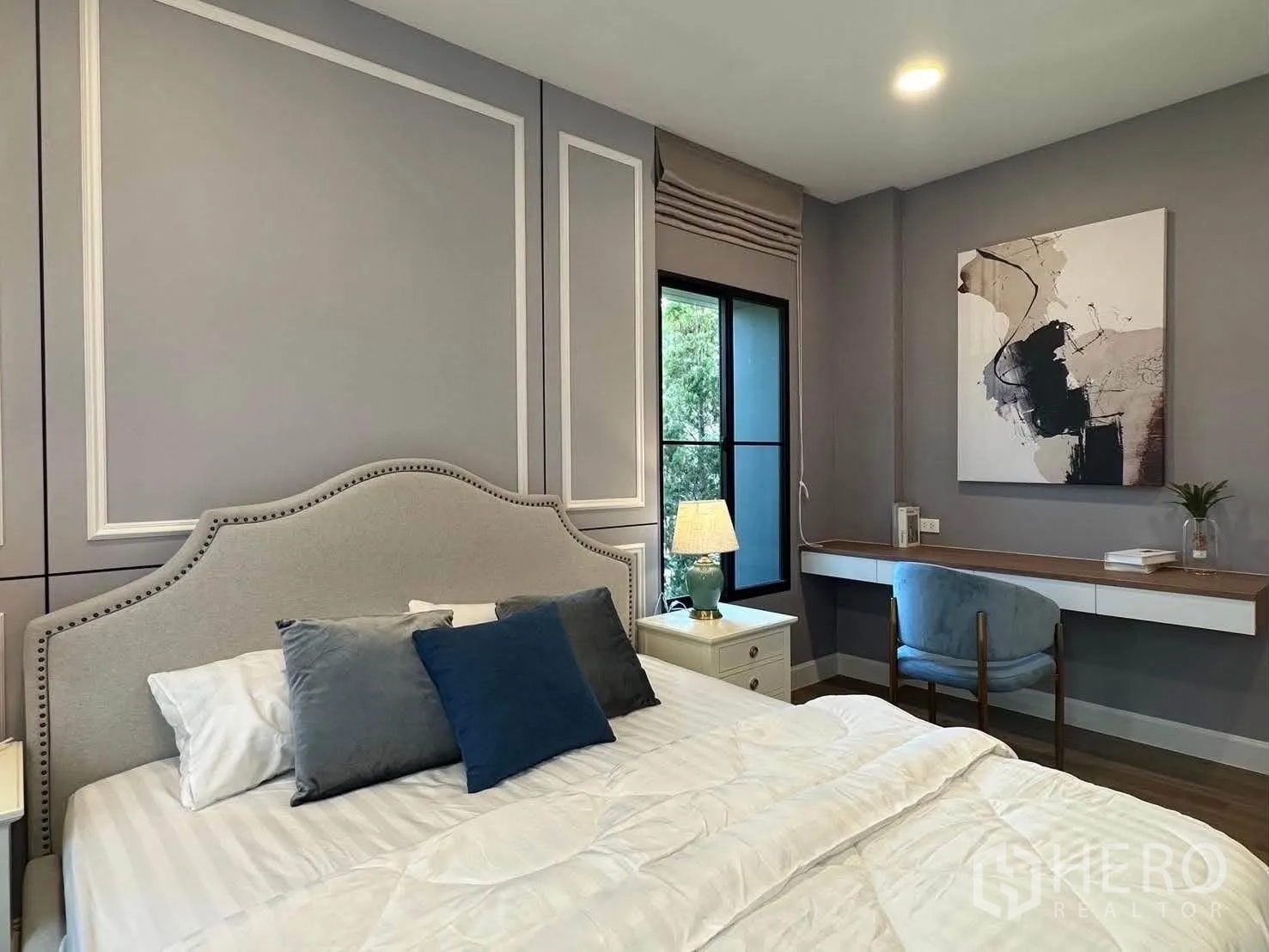 独栋房屋 for rent in Saphan Sung, Bangkok - 卧室带书写台与装饰画，灰色墙面线条。