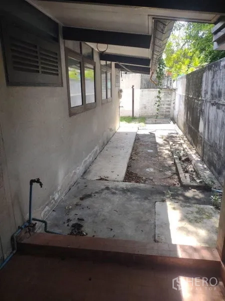 独立式住宅 出租 - 房屋侧边服务走道，混凝土铺面