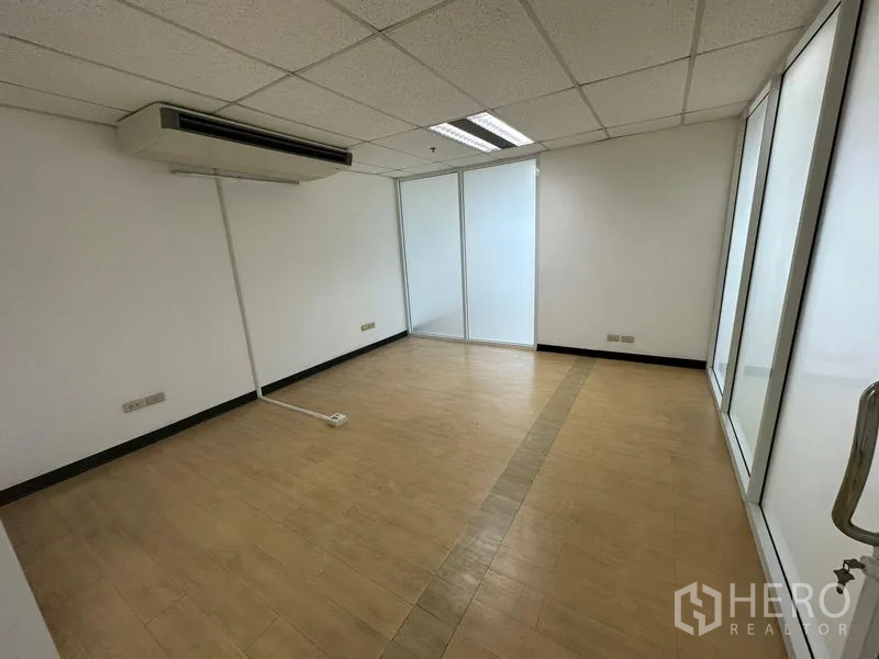 办公空间 出租 - 独立办公室，木纹地板、白墙、壁挂空调与磨砂玻璃隔断。