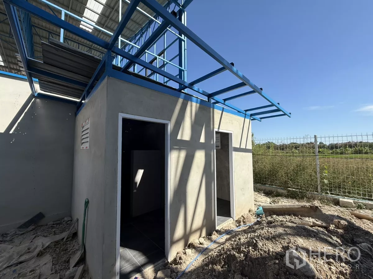 คลังสินค้า ให้เช่าในLam Luk Ka, Pathum Thani - อาคารห้องน้ำแยกต่างหาก มีประตูสองบานและกันสาดโลหะติดรั้ว