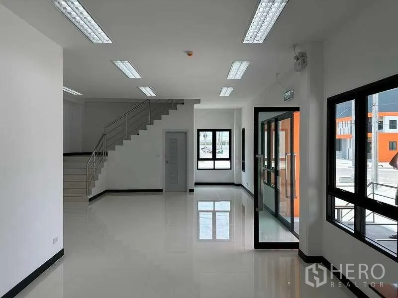 โรงงาน ให้เช่าในBang Phli, Samut Prakan - โถงสำนักงานชั้นล่าง พื้นกระเบื้อง ประตูกระจก และบันได