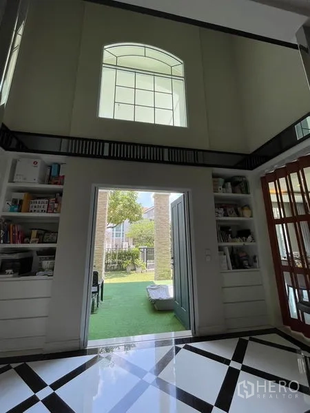 独立式住宅 出租在Bang Phli, Samut Prakan - 高挑玄关，黑白棋盘地砖与内置书架