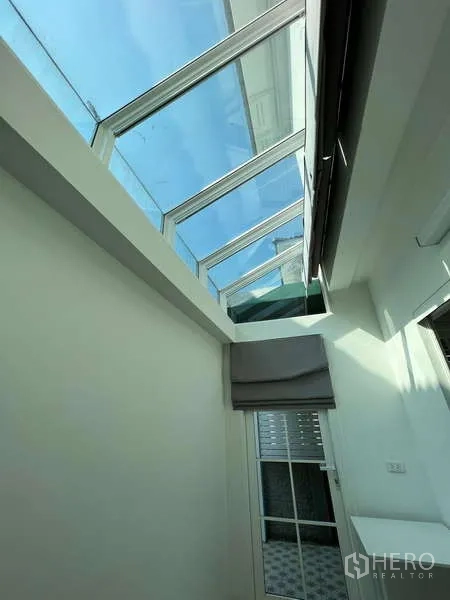 บ้าน ให้เช่าหรือขายในKhan Na Yao, Bangkok - โถงทางเดินหลังคากระจกรับแสงธรรมชาติ