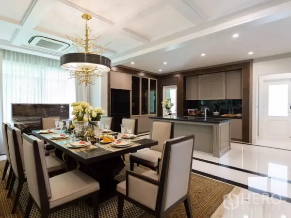 บ้าน ให้เช่าในMueang Samut Prakan, Samut Prakan - ห้องรับประทานอาหารกว้าง โคมไฟเด่น เชื่อมครัวบิ้วท์อินและไอส์แลนด์ แสงธรรมชาติเต็มห้อง