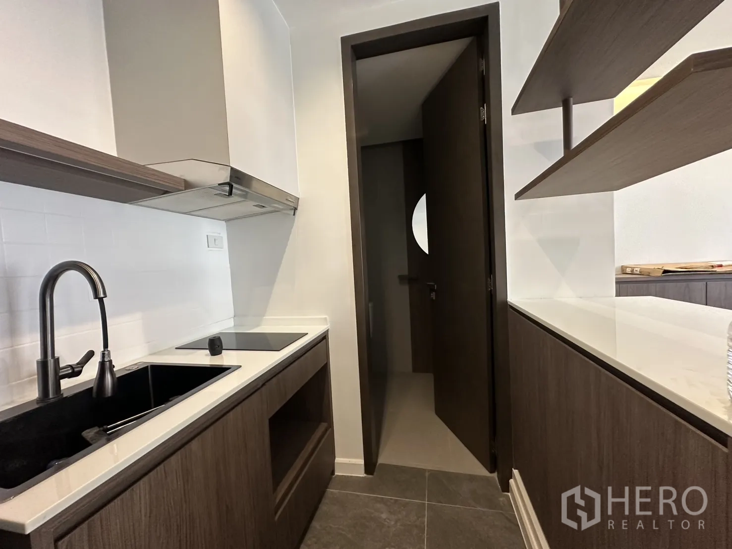 สำนักงานที่บ้าน ให้เช่าในPhra Khanong, Bangkok - ครัวแกลลีย์ เคาน์เตอร์หินควอตซ์ เตาอินดักชัน ซิงก์ และชั้นลอย