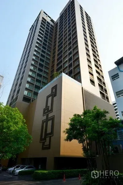 คอนโด ให้เช่าในBangkok - อาคารคอนโดมิเนียมไฮไรส์สมัยใหม่พร้อมต้นไม้จัดสวนในคลองเตย