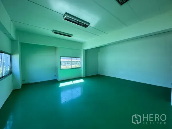 โรงงาน ให้เช่าในChon Buri - ห้องสำนักงานหรือห้อง QC พื้นอีพ็อกซี่สีเขียว มีหน้าต่างสองด้าน