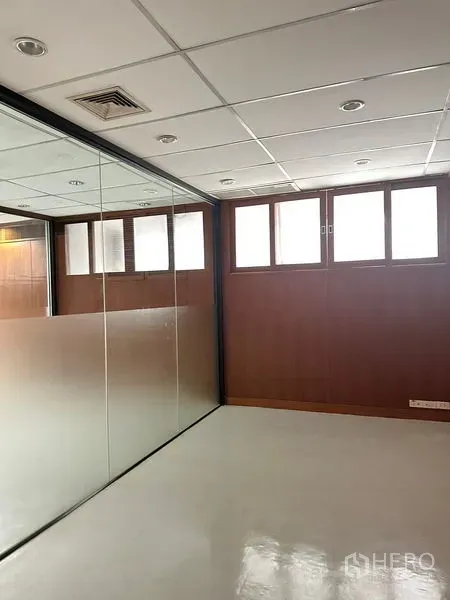 สำนักงาน ให้เช่าในPathum Wan, Bangkok - ห้องทำงานส่วนตัวพร้อมผนังกระจกฝ้า ฝ้าทีบาร์ และหน้าต่างสูง