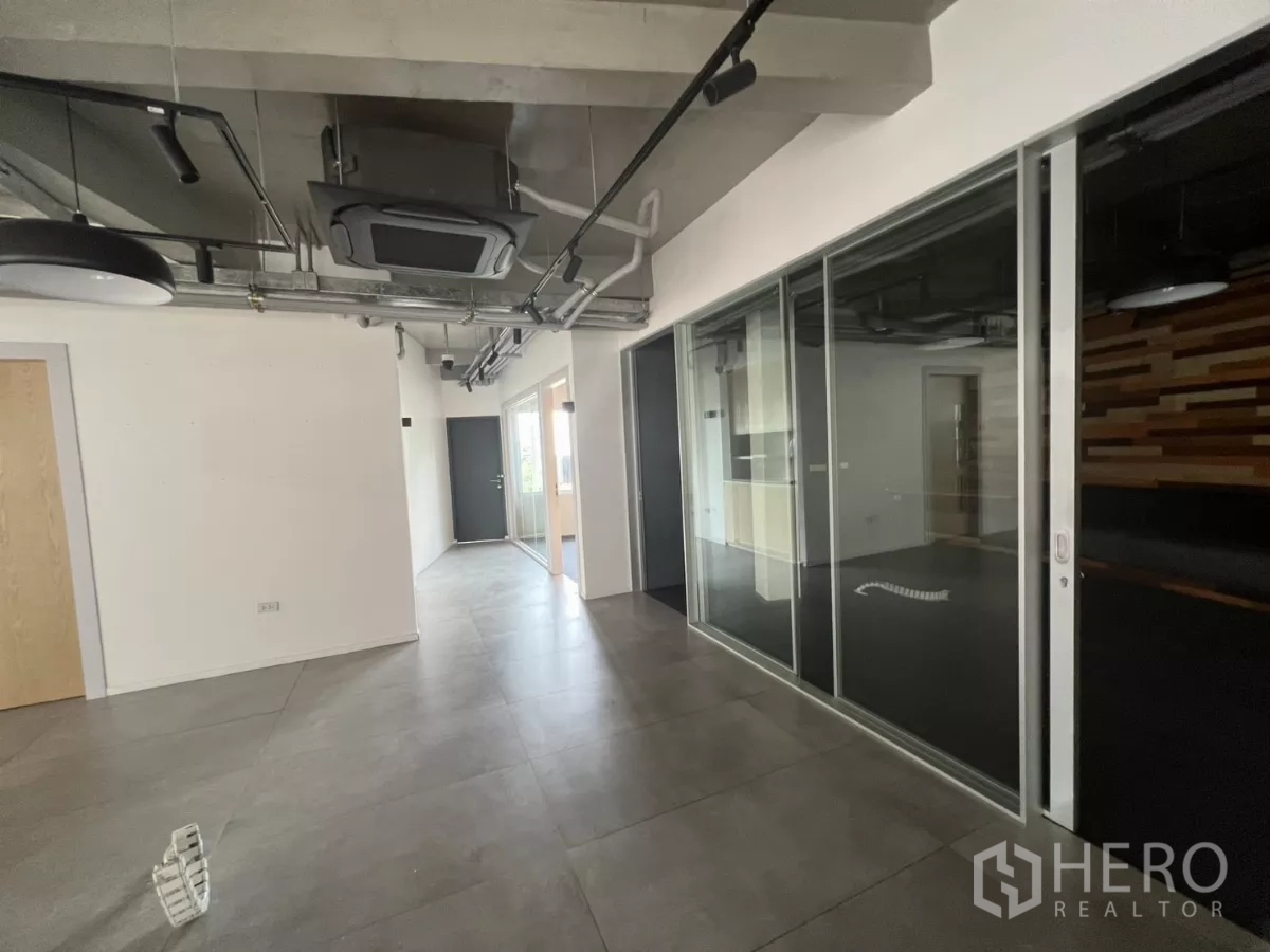 零售空间 出租在Khlong Toei, Bangkok - 现代商业区走廊，玻璃隔断与嵌入式空调。