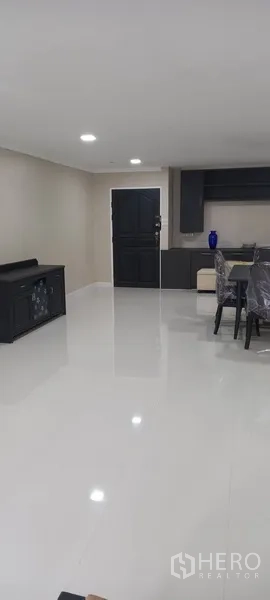 公寓 出租在Watthana, Bangkok - 开放式玄关，配餐桌与内置置物架。