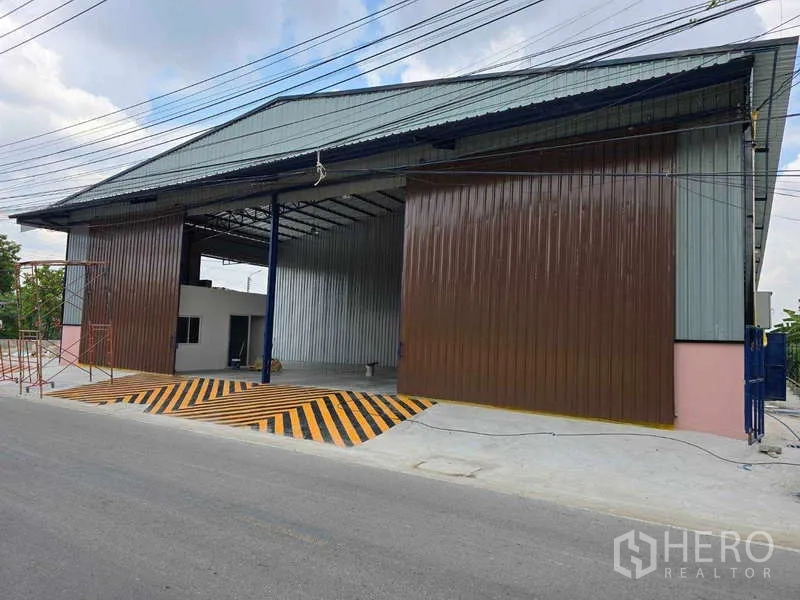 คลังสินค้า ให้เช่าในKhlong Toei, Bangkok - มุมมองด้านหน้าโกดัง เปิดช่องกว้าง ทางลาดลายเหลืองดำ เชื่อมสู่ถนน