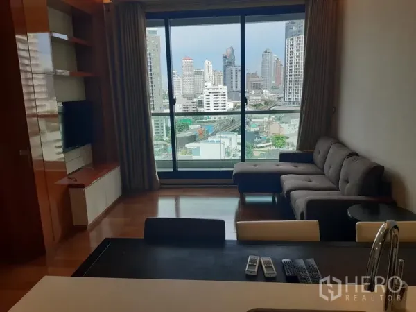 คอนโด ให้เช่าในKhlong Toei, Bangkok - ห้องนั่งเล่นกระจกเต็มบาน พร้อมวิวสกายไลน์กรุงเทพฯ