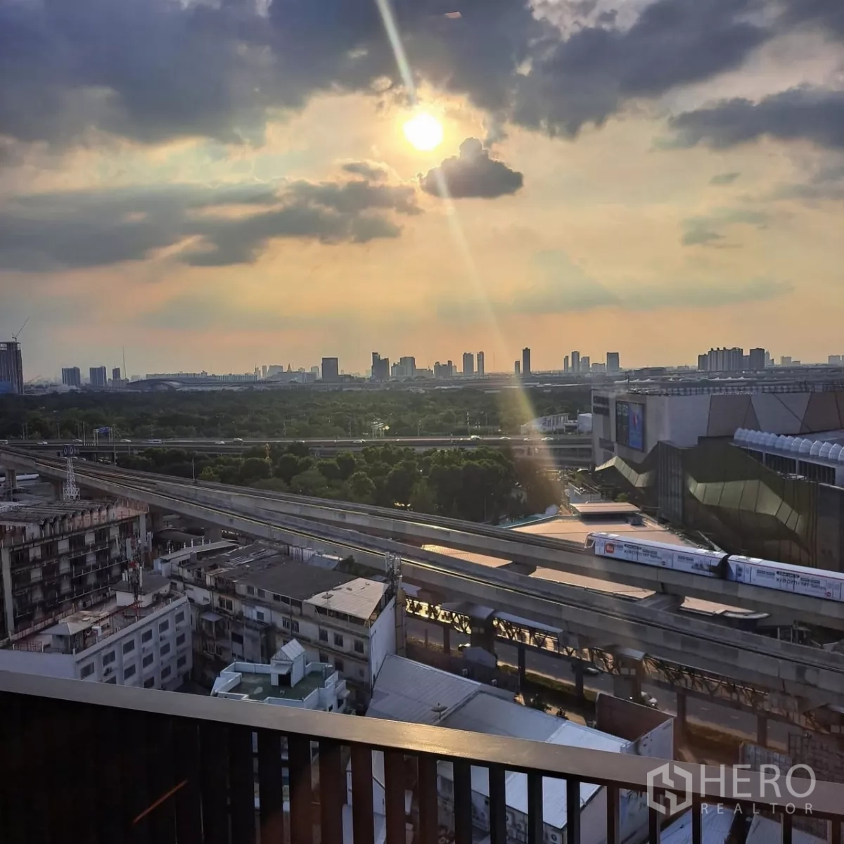คอนโด ให้เช่าในChatuchak, Bangkok - วิวเมืองจากระเบียง เห็นรางรถไฟฟ้า BTS และเซ็นทรัลลาดพร้าวยามพระอาทิตย์ตก