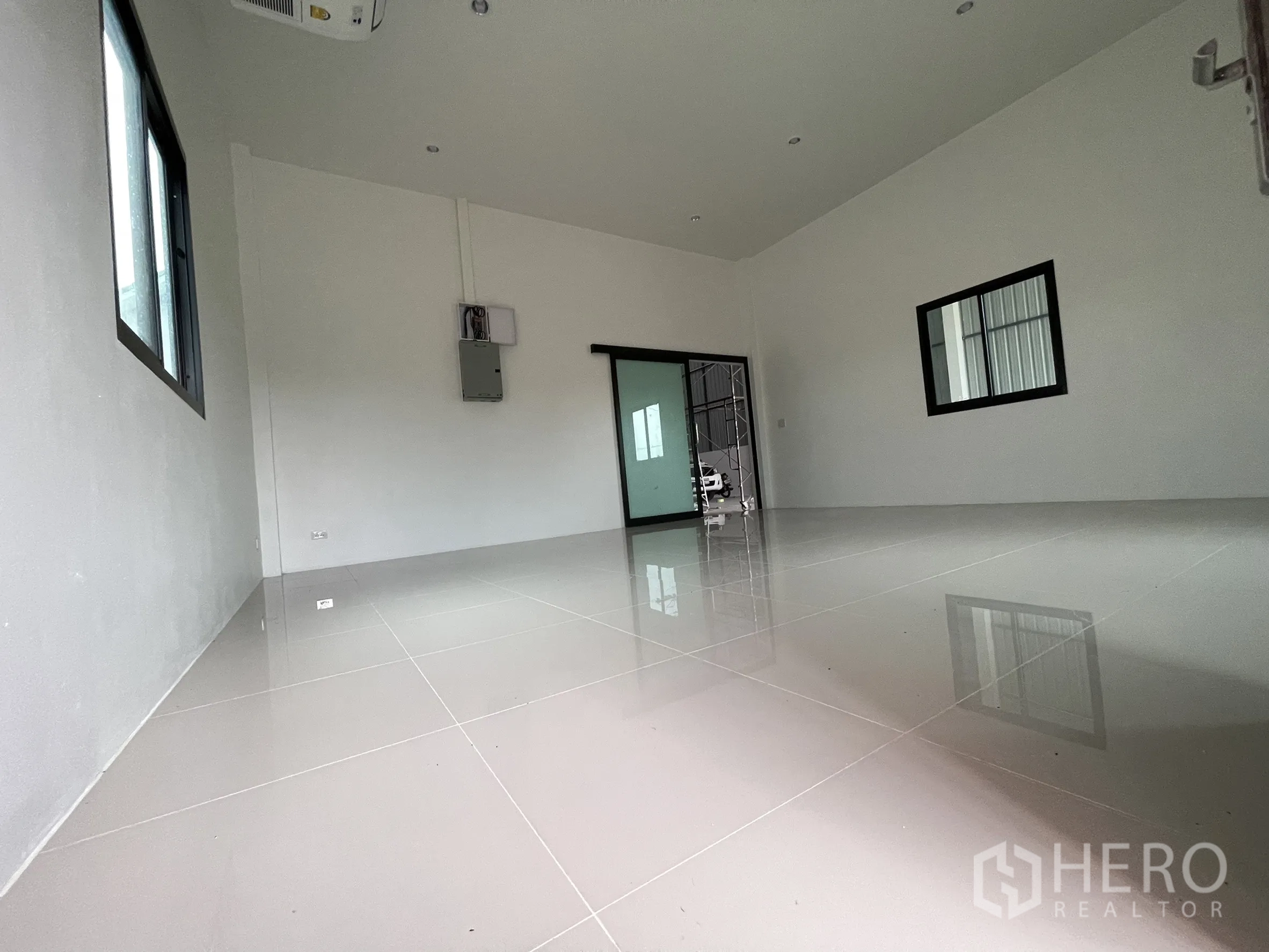 โรงงาน ให้เช่าหรือขายในLam Luk Ka, Pathum Thani - ห้องออฟฟิศพื้นกระเบื้องเงา มีหน้าต่างและประตูกระจกสไลด์เชื่อมโกดัง