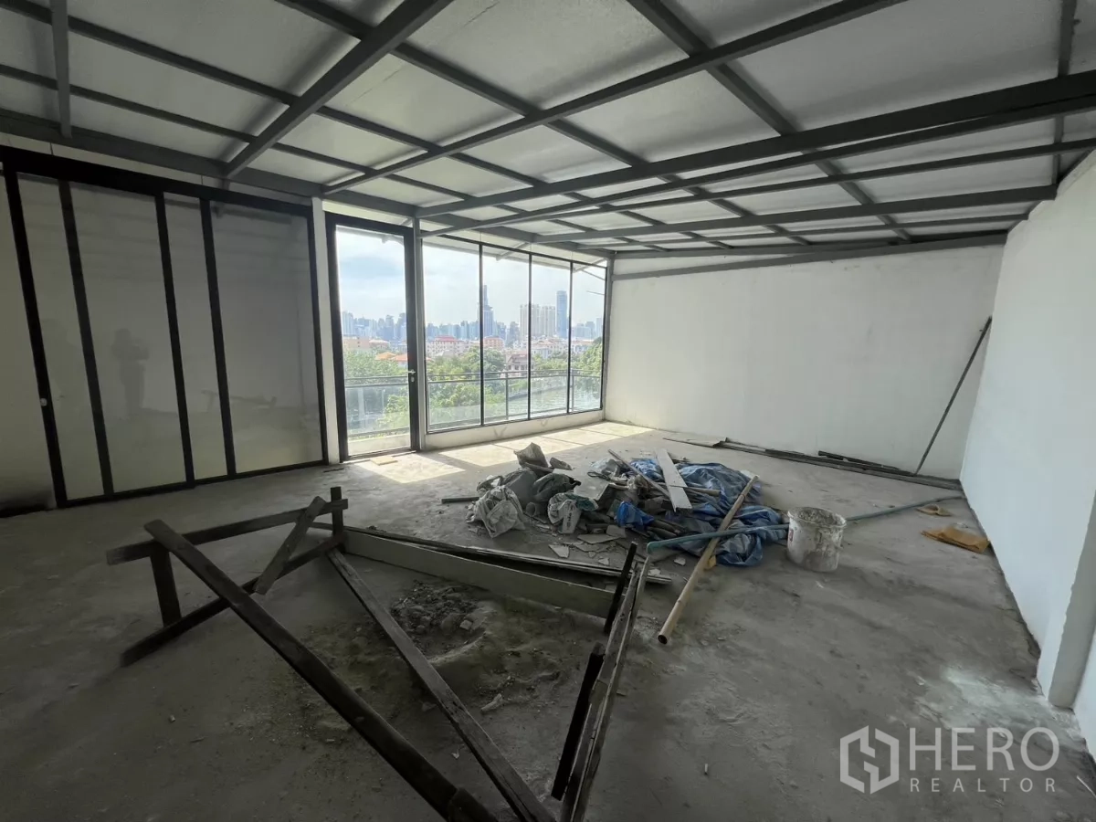 店屋 出售在Suan Luang, Bangkok - 采光充足的顶层，整面玻璃看城市天际线。