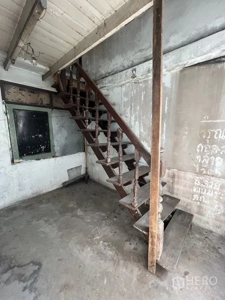 อาคารพาณิชย์ ให้เช่าในKhlong Toei, Bangkok - มุมภายในพื้นคอนกรีตและบันไดไม้ ต้องการซ่อมแซม