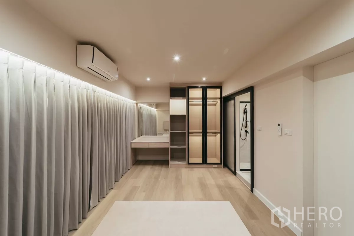 联排别墅 出租在Watthana, Bangkok - 卧室带衣柜、套内淋浴间与浅色木地板。