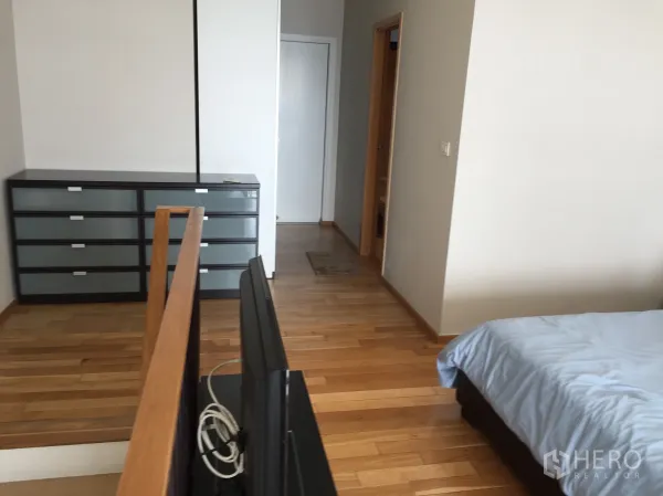 คอนโด ให้เช่าในKhlong Toei, Bangkok - ชั้นลอยห้องนอน พื้นไม้ ตู้ลิ้นชัก และทางเข้าห้องน้ำ