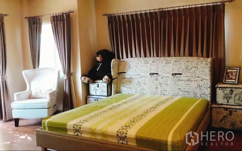 บ้าน ให้เช่าหรือขายในBang Yai, Nonthaburi - ห้องนอนโทนอุ่น เตียงขนาดใหญ่ เก้าอี้อาร์มแชร์ และหน้าต่างสูงพร้อมผ้าม่าน