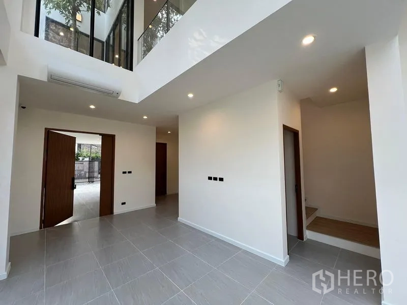 สำนักงานที่บ้าน ขายในPhra Khanong, Bangkok - โถงทางเข้าโปร่งสว่าง พื้นกระเบื้อง เพดานสูงแบบดับเบิลวอลุ่มและบันได.