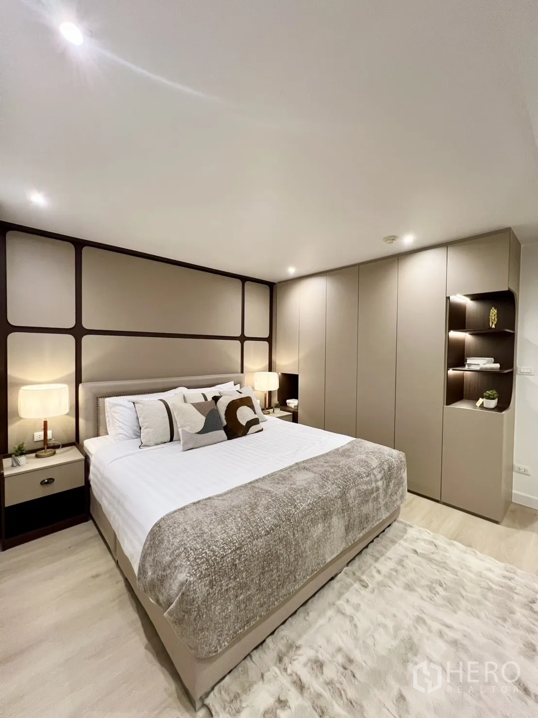 公寓 for sale in Yan Nawa, Bangkok - 主卧展示内置衣柜与柔和照明。