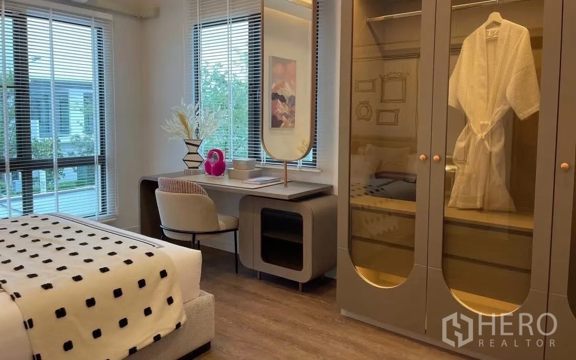 Detached House for rent in Bang Phli, Samut Prakan - Bright bedroom with study desk by windows and built-in wardrobe.