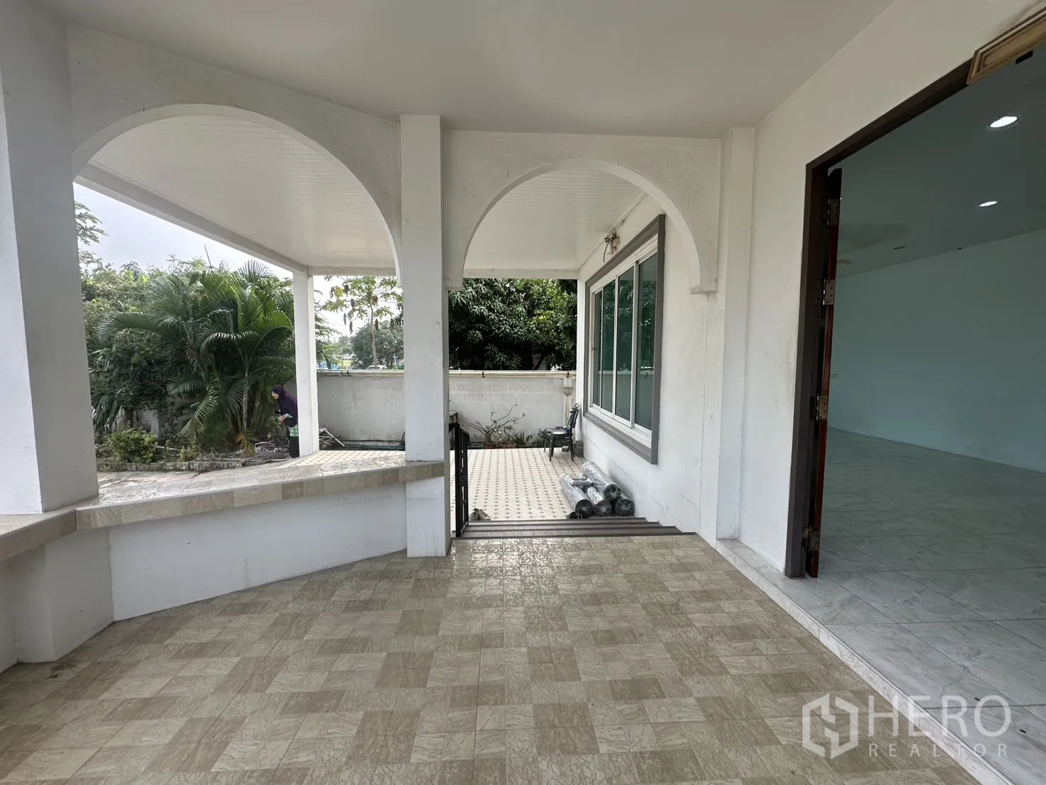 สำนักงานที่บ้าน ให้เช่า - เฉลียงเชื่อมสู่ประตูทางเข้า หลบแดด พร้อมบันไดกระเบื้องและหน้าต่างบานใหญ่.