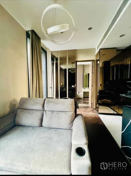 คอนโด ให้เช่าในKhlong Toei, Bangkok - พื้นที่นั่งเล่นเปิดโล่งติดครัวบิวท์อิน ตู้สีเข้ม พื้นไม้ และผ้าม่านเต็มบาน