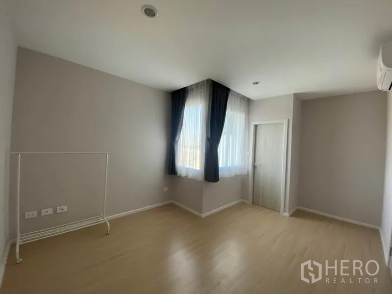 Townhouse for rent in Saphan Sung, Bangkok - Modern bathroom with walk-in shower, water heater, vanity and grey wall tiles.