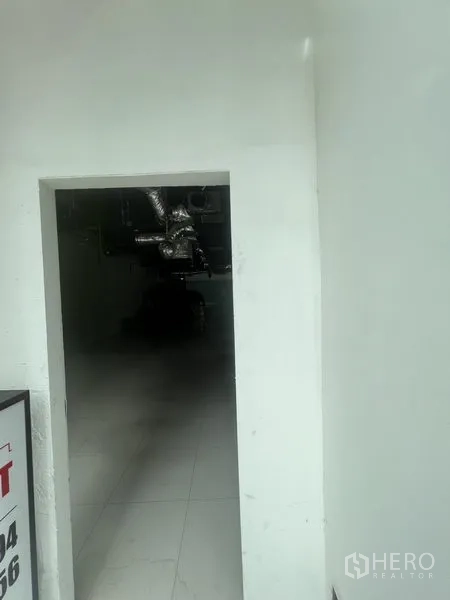 零售空间 出租在Watthana, Bangkok - 次入口通向未完成的零售内部空间。