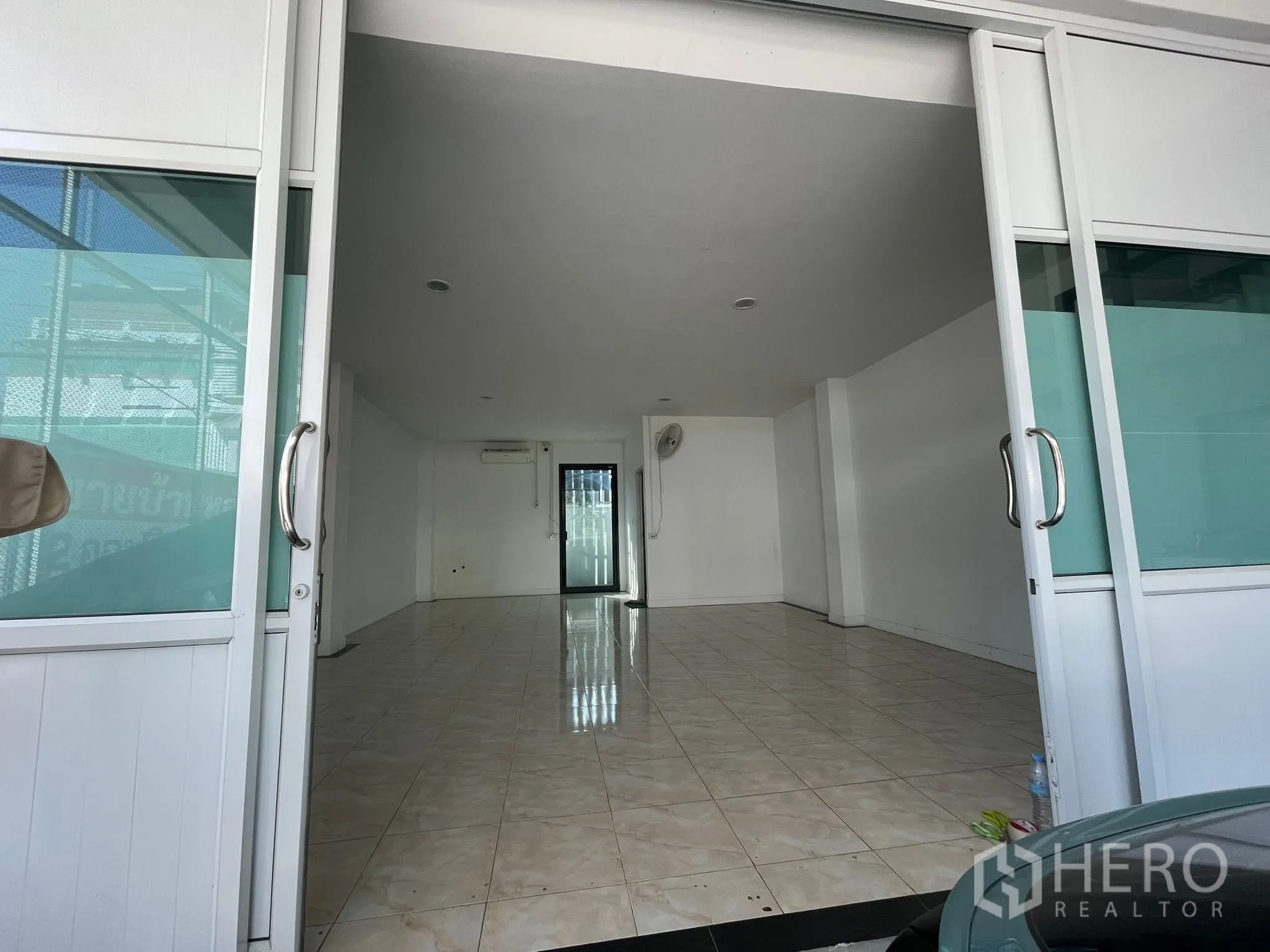 Detached House for rent or sale in Lam Luk Ka, Pathum Thani - Entrance with double sliding glass doors leading into a tiled room.